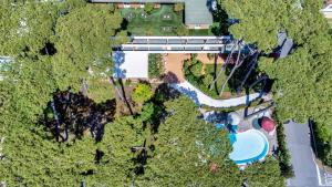 马尔米堡La Serena Hotel FDM的享有公园顶部的景观,公园内拥有游泳池和树木