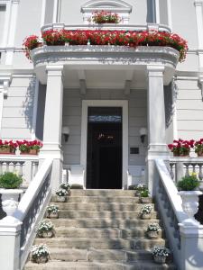 里米尼艾斯德拉酒店的通往一座红花建筑的楼梯