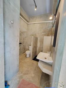 王南安科Baan Suan Plearndara的浴室配有白色水槽和卫生间。