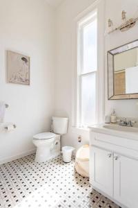 奥克兰Luxury Victorian House 10 mins to SF, Rose Garden & 3 Private Parking的白色的浴室设有卫生间和水槽。