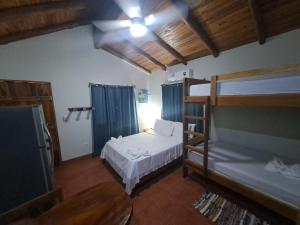 诺萨拉Casa Rosada Nosara的一间卧室配有两张双层床。