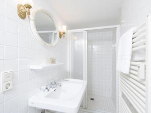 坎彭Wattenhof-3的白色的浴室设有水槽和镜子