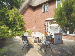 坎彭Wattenhof-3的砖砌建筑前带桌椅的庭院