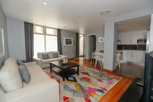 悉尼Har 55 3 bedroom Self-Catering的客厅配有白色的沙发和桌子