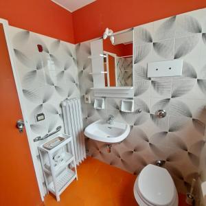 马里纳－迪拉文纳Hotel Maddalena的浴室配有白色卫生间和盥洗盆。