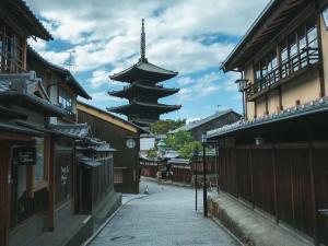 京都清水三年坂 Home in Kyoto的一条有建筑物和塔的街道