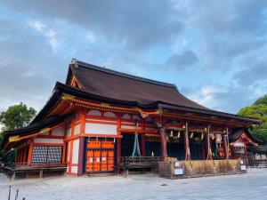 京都清水三年坂 Home in Kyoto的红色和橙色的建筑