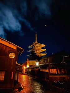 京都清水三年坂 Home in Kyoto的享有大楼的夜景