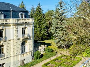 黑灵斯多夫Residenz Bleichröder - Ferienwohnung Aurelia的白色房子的空中景色