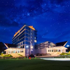 PatjinongongUNHAS HOTEL & CONVENTION的一座建筑物,上面有夜间标志