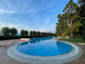 波尔托瓦尔特拉瓦利亚Casa di Paolino的蓝色海水大型游泳池