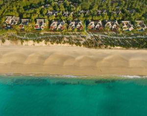 三亚金茂三亚亚龙湾丽思卡尔顿酒店的享有海滩的空中景致,设有房屋和海洋