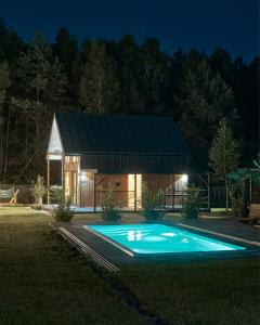 JoniecOsada Joniec的一座晚上设有游泳池的房子