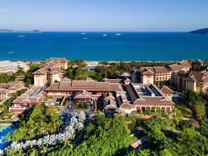 三亚金茂三亚亚龙湾丽思卡尔顿酒店的享有度假胜地的海洋美景