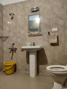 马西尼古蒂LABDHI RESORTS Stag Groups not allowed的一间带卫生间、水槽和镜子的浴室