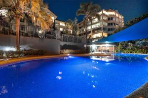 凯恩斯Cairns Esplanade 2BR Waterfront Apartment Sleeps 6的大楼前的大型蓝色游泳池