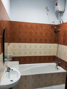 吉利马努克莱斯塔里酒店的带浴缸和盥洗盆的浴室