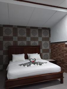 吉利马努克莱斯塔里酒店的卧室配有一张大白色床和一张大号