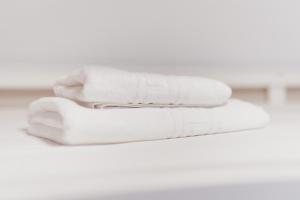 波夫拉德塞古尔LA CASA del TOMÀS的两条白色毛巾,叠在彼此的上面