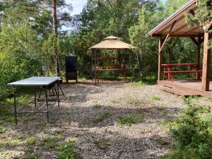 PaatsaluPaatsalu Camping的院子里的野餐桌和凉亭