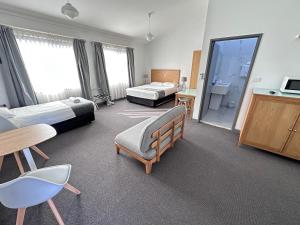 莫里旅游Spa酒店的酒店客房带两张床和一间浴室