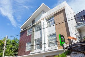 泗水Urbanview Erga Family Residence Syariah Surabaya的享有大楼外部景致