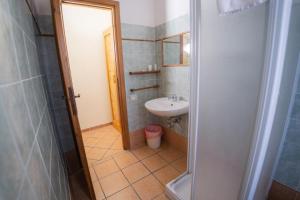 安圭拉萨巴齐亚阿贵托瑞斯莫祖嘎勒利酒店的一间带水槽和淋浴的小浴室