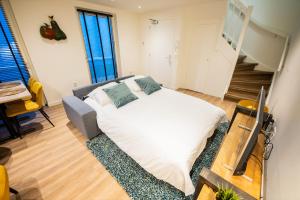 蒂尔Friendly 50m2 One-Bedroom Apartment的一间卧室,卧室内配有一张大床