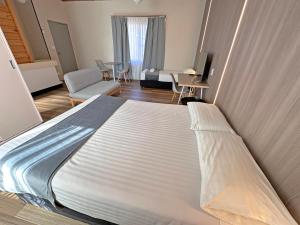 莫里旅游Spa酒店的一间卧室,卧室内配有一张大床