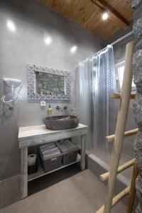 布拉卡OLIVES seaside villas (4elies)的一间带水槽和淋浴的浴室