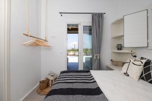 布拉卡OLIVES seaside villas (4elies)的一间卧室设有一张床和一个滑动玻璃门