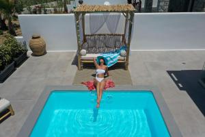 布拉卡OLIVES seaside villas (4elies)的站在游泳池中的女人的模特