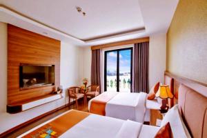 富国NIGHT SEA HOTEL的酒店客房设有两张床和电视。