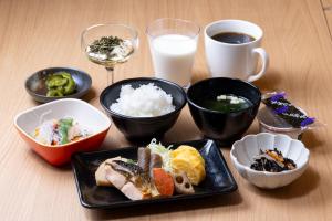 秋田Hotel KAN-RAKU Akita Kawabata的餐桌,餐盘和牛奶