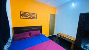 RambukkanaGrand Cabin Pinnawala的一间卧室设有一张床和黄色的墙壁