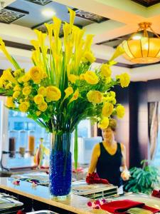 顺化月光顺酒店的花瓶,上面有黄色的花朵