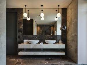 斯特雷萨Boutique Hotel Stresa的浴室设有2个水槽和镜子
