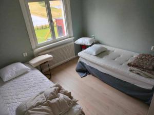 Vackert naturnära i Höga Kusten的一间卧室设有两张床和窗户。