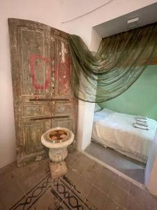 海法Villa Marina的一间带床和卫生间的浴室