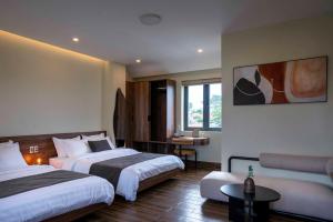 大叻Meek - Home and Coffee的酒店客房设有两张床和窗户。