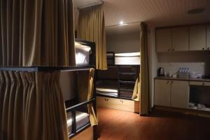 新竹荷米斯饭店 的带两张双层床和厨房的客房
