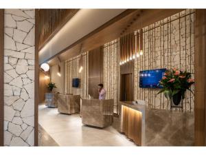 凯麦尔Swandor Hotels & Resorts - Kemer的大堂,有排桌子和人
