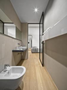 里乔内Luxury Suites Collection - SHANTUNG Double Room的一间带水槽和镜子的浴室