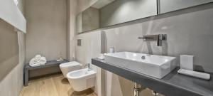 里乔内Luxury Suites Collection - SHANTUNG Double Room的白色的浴室设有水槽和卫生间。