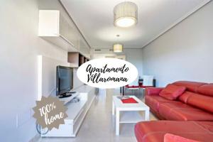 滨海罗克塔斯Apartamento Villa Romana的客厅配有红色沙发和电视