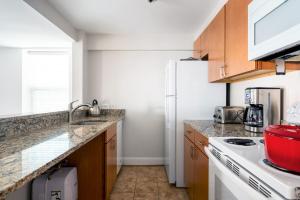 华盛顿Dupont Circle 1BR nr U St Metro Glens Mkt WDC-179的厨房配有炉灶和白色冰箱。