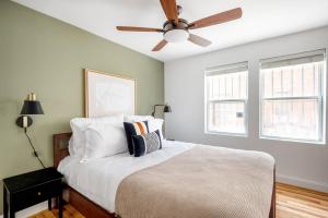 华盛顿Dupont Circle 1BR nr U St Metro Glens Mkt WDC-179的一间卧室配有一张带吊扇的床