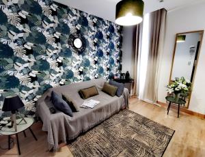 布里夫拉盖亚尔德布里夫大酒店 的带沙发和花卉墙的客厅