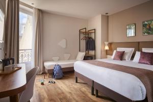 巴黎快乐文化马真塔38酒店的酒店客房设有两张床和窗户。
