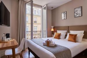 巴黎快乐文化马真塔38酒店的酒店客房设有一张床和一个阳台。